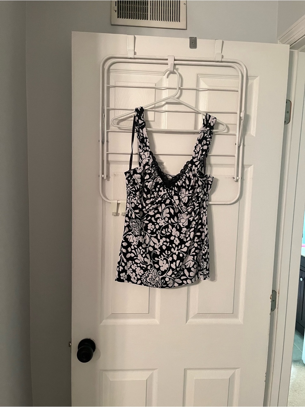 White House Black Market Black & White Floral Lace-Trim Tank